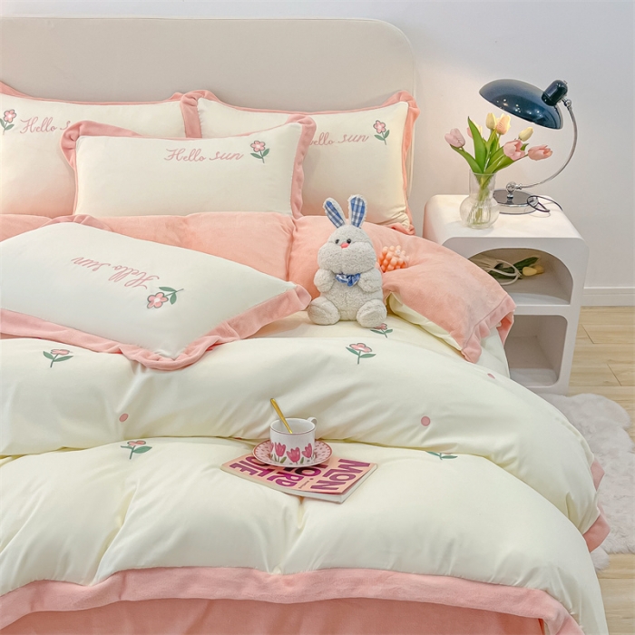 91家纺网 家纺一手货源 找家纺 眠帛家居 2022新款水洗棉拼牛奶绒绣花四件套 小花