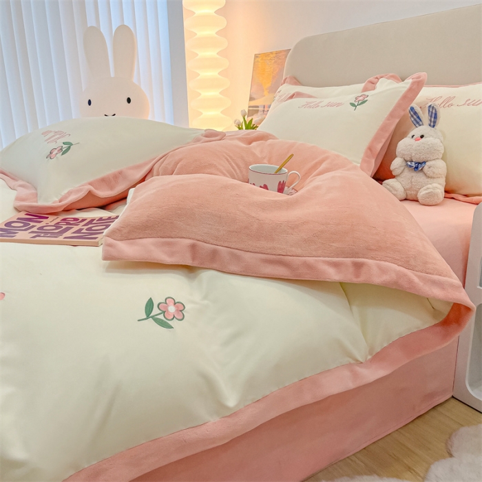 91家纺网 家纺一手货源 找家纺 眠帛家居 2022新款水洗棉拼牛奶绒绣花四件套 小花