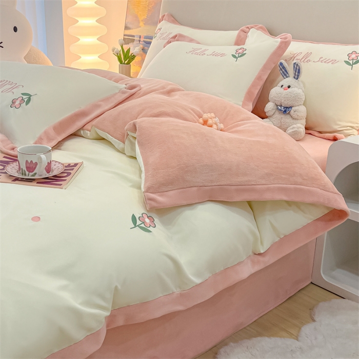 91家纺网 家纺一手货源 找家纺 眠帛家居 2022新款水洗棉拼牛奶绒绣花四件套 小花