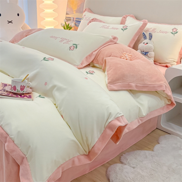 91家纺网 家纺一手货源 找家纺 眠帛家居 2022新款水洗棉拼牛奶绒绣花四件套 小花