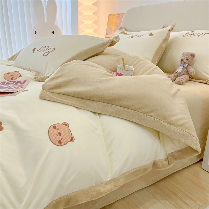 91家纺网 家纺一手货源 找家纺 眠帛家居 2022新款水洗棉拼牛奶绒绣花四件套 小熊