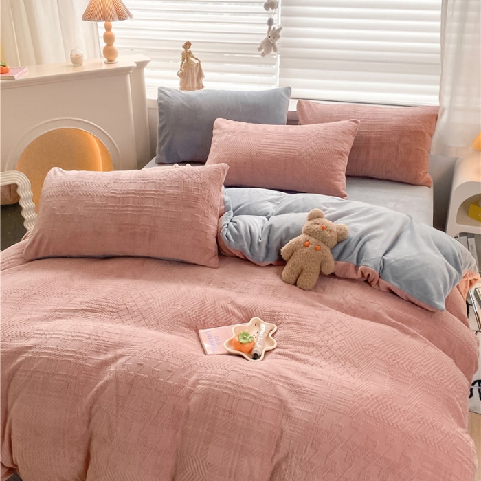 91家纺网 家纺一手货源 找家纺 古吉梦 2022新款A类高克重华夫格雕花绒四件套 华夫格-豆沙粉+浅灰