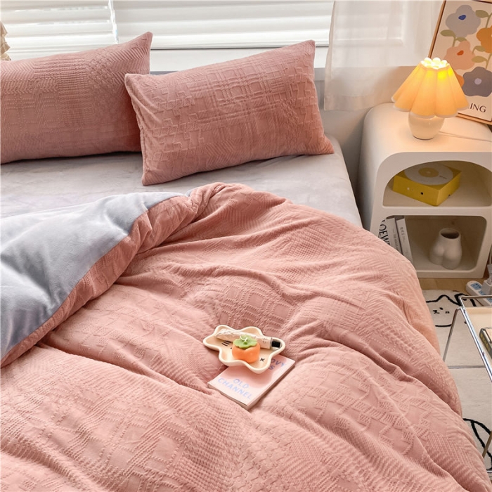 91家纺网 家纺一手货源 找家纺 古吉梦 2022新款A类高克重华夫格雕花绒四件套 华夫格-豆沙粉+浅灰