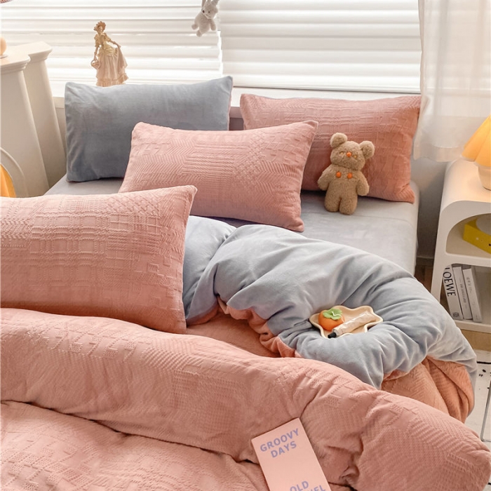 91家纺网 家纺一手货源 找家纺 古吉梦 2022新款A类高克重华夫格雕花绒四件套 华夫格-豆沙粉+浅灰