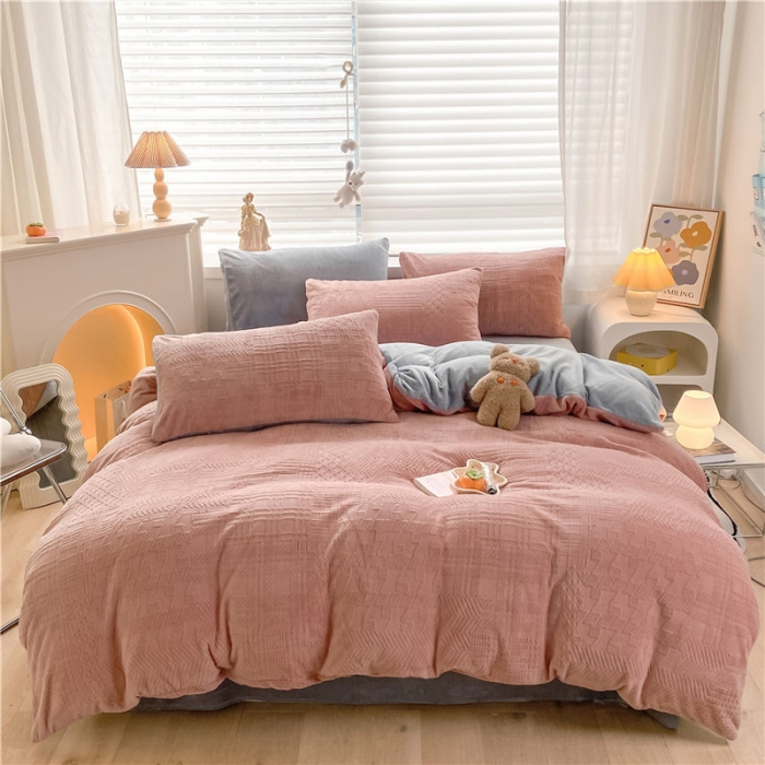 91家纺网 家纺一手货源 找家纺 古吉梦 2022新款A类高克重华夫格雕花绒四件套 华夫格-豆沙粉+浅灰