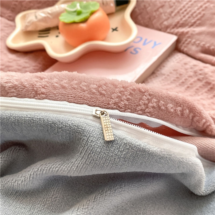 91家纺网 家纺一手货源 找家纺 古吉梦 2022新款A类高克重华夫格雕花绒四件套 华夫格-豆沙粉+浅灰