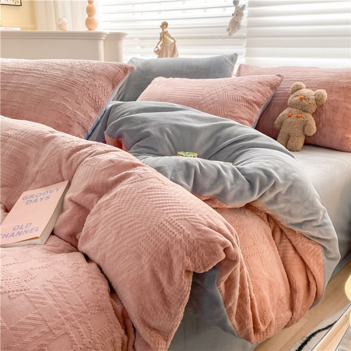 91家纺网 家纺一手货源 找家纺 古吉梦 2022新款A类高克重华夫格雕花绒四件套 华夫格-豆沙粉+浅灰