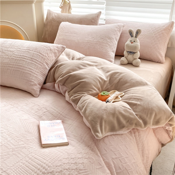 91家纺网 家纺一手货源 找家纺 古吉梦 2022新款A类高克重华夫格雕花绒四件套 华夫格-玫瑰粉+卡其