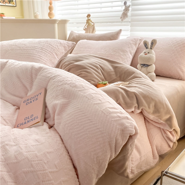 91家纺网 家纺一手货源 找家纺 古吉梦 2022新款A类高克重华夫格雕花绒四件套 华夫格-玫瑰粉+卡其