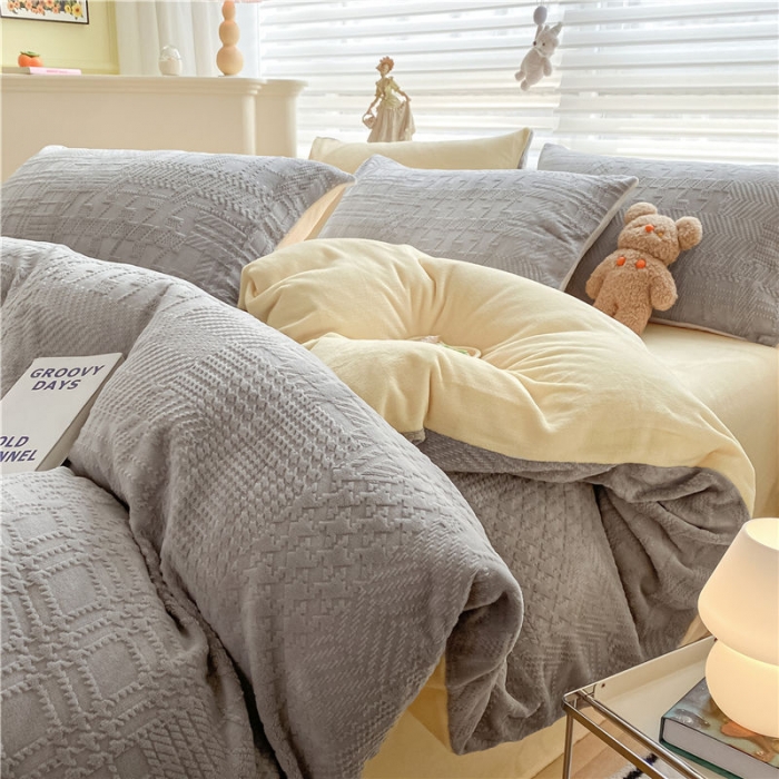 91家纺网 家纺一手货源 找家纺 古吉梦 2022新款A类高克重华夫格雕花绒四件套 华夫格-浅灰+奶黄