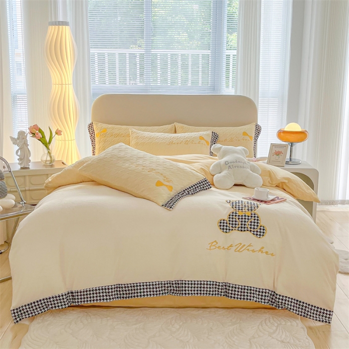 91家纺网 家纺一手货源 找家纺 吾秀 2022新款元气熊刺绣牛奶绒四件套 小熊奶黄