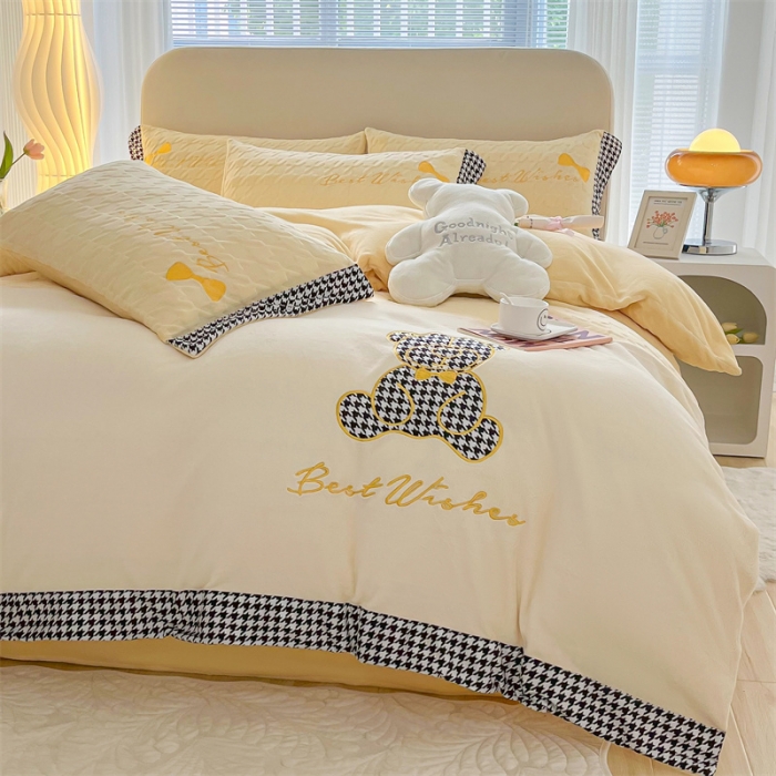 91家纺网 家纺一手货源 找家纺 吾秀 2022新款元气熊刺绣牛奶绒四件套 小熊奶黄