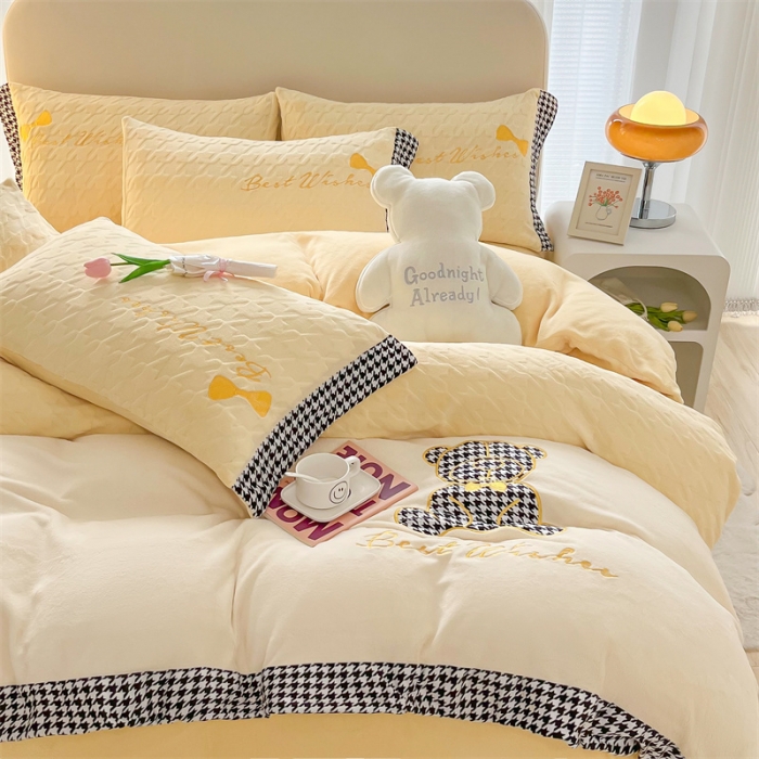 91家纺网 家纺一手货源 找家纺 吾秀 2022新款元气熊刺绣牛奶绒四件套 小熊奶黄