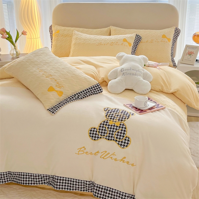 91家纺网 家纺一手货源 找家纺 吾秀 2022新款元气熊刺绣牛奶绒四件套 小熊奶黄