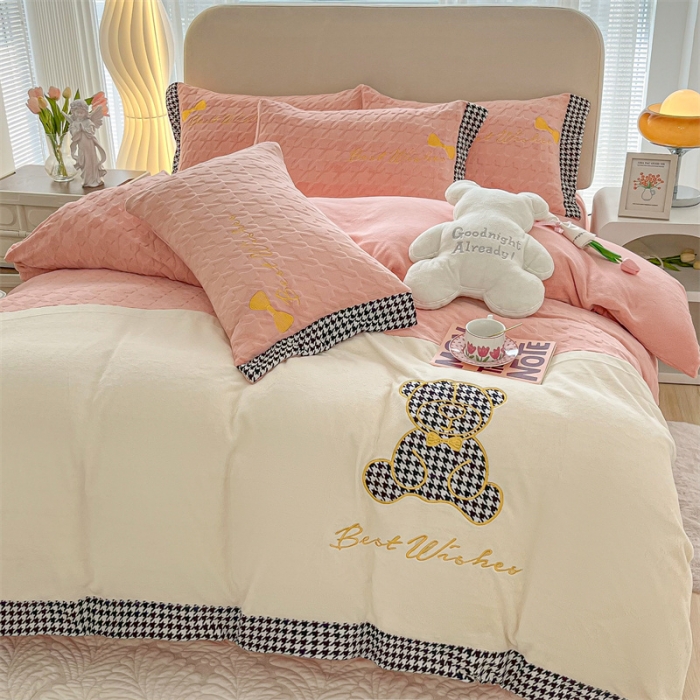 91家纺网 家纺一手货源 找家纺 吾秀 2022新款元气熊刺绣牛奶绒四件套 小熊奶油粉