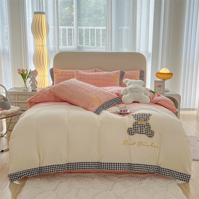 91家纺网 家纺一手货源 找家纺 吾秀 2022新款元气熊刺绣牛奶绒四件套 小熊奶油粉