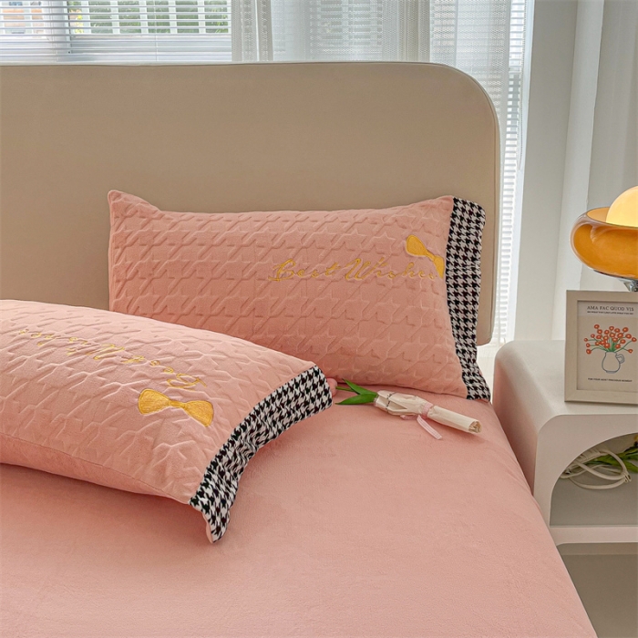 91家纺网 家纺一手货源 找家纺 吾秀 2022新款元气熊刺绣牛奶绒四件套 小熊奶油粉