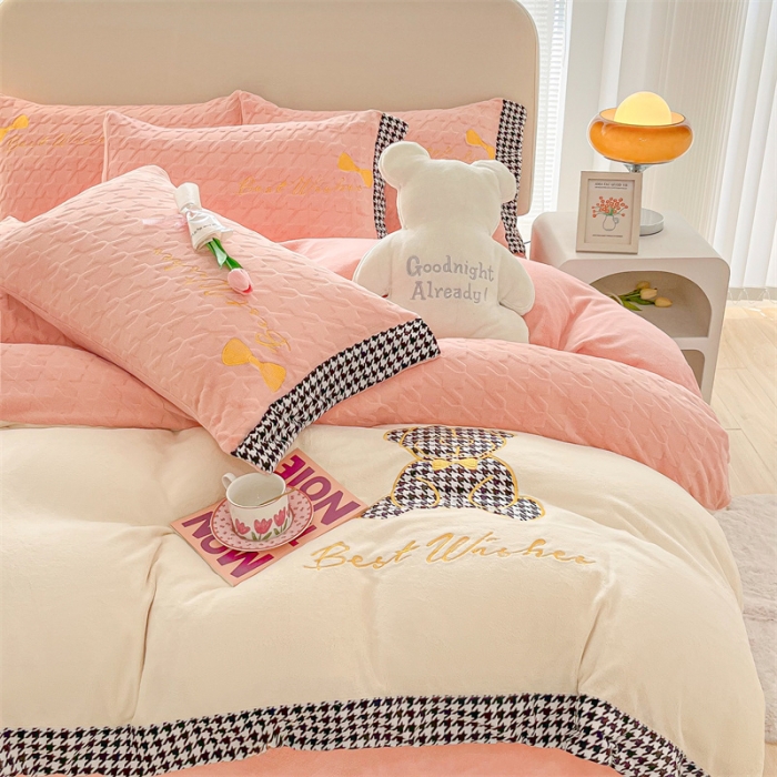 91家纺网 家纺一手货源 找家纺 吾秀 2022新款元气熊刺绣牛奶绒四件套 小熊奶油粉