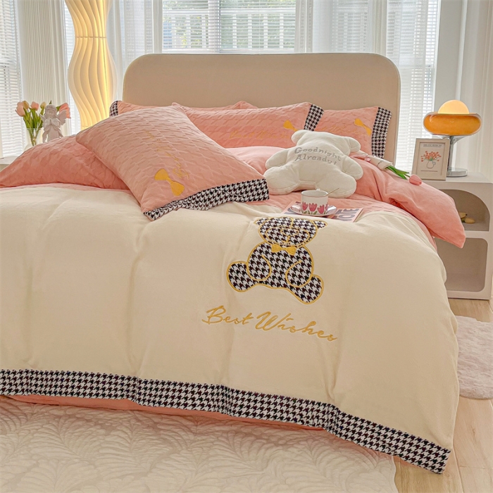 91家纺网 家纺一手货源 找家纺 吾秀 2022新款元气熊刺绣牛奶绒四件套 小熊奶油粉