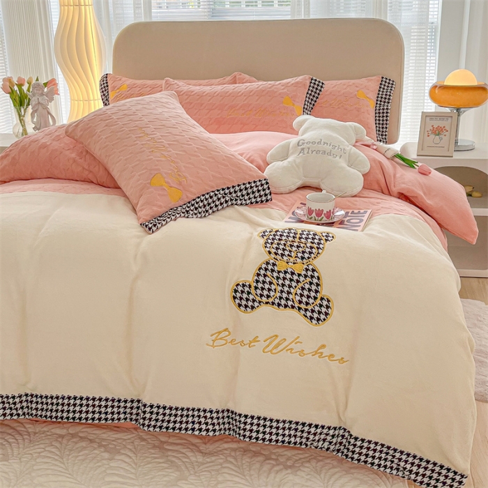 91家纺网 家纺一手货源 找家纺 吾秀 2022新款元气熊刺绣牛奶绒四件套 小熊奶油粉