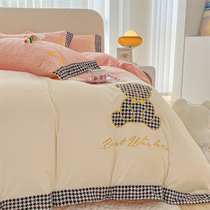 91家纺网 家纺一手货源 找家纺 吾秀 2022新款元气熊刺绣牛奶绒四件套 小熊奶油粉