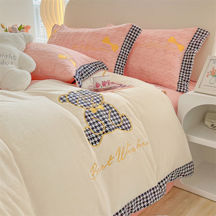 91家纺网 家纺一手货源 找家纺 吾秀 2022新款元气熊刺绣牛奶绒四件套 小熊奶油粉