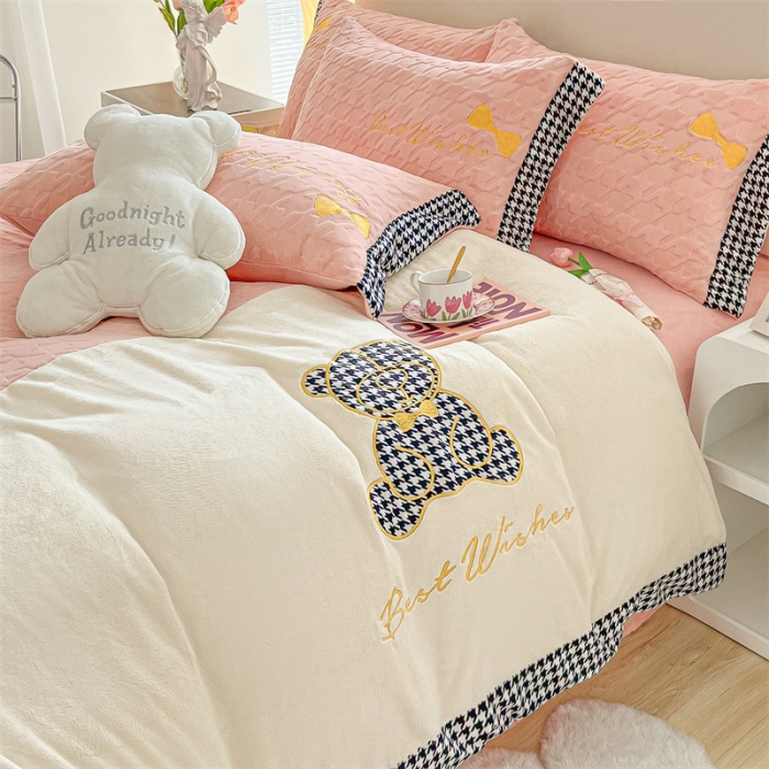 91家纺网 家纺一手货源 找家纺 吾秀 2022新款元气熊刺绣牛奶绒四件套 小熊奶油粉