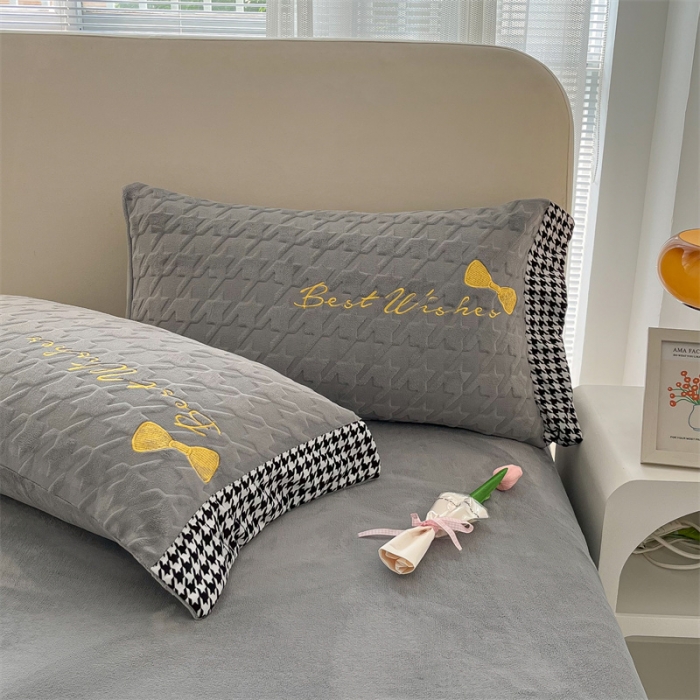 91家纺网 家纺一手货源 找家纺 吾秀 2022新款元气熊刺绣牛奶绒四件套 小熊浅灰