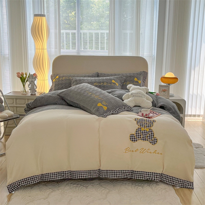 91家纺网 家纺一手货源 找家纺 吾秀 2022新款元气熊刺绣牛奶绒四件套 小熊浅灰