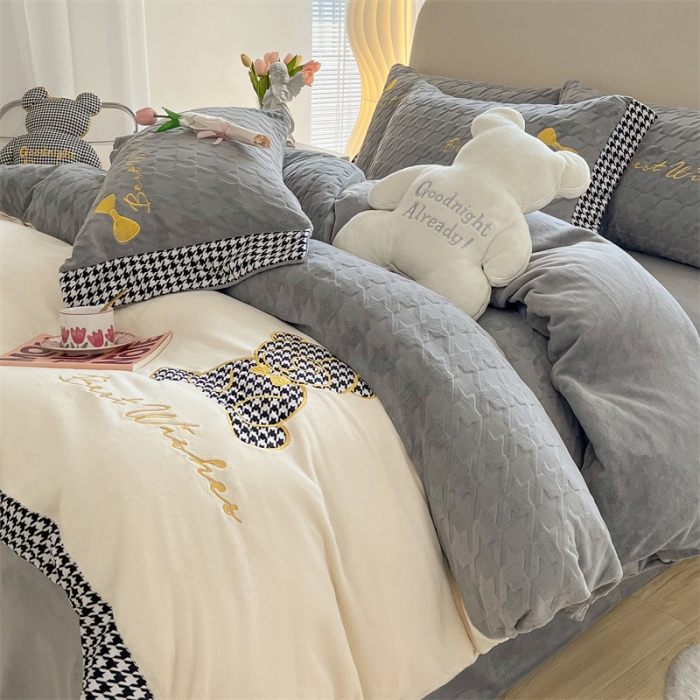 91家纺网 家纺一手货源 找家纺 吾秀 2022新款元气熊刺绣牛奶绒四件套 小熊浅灰