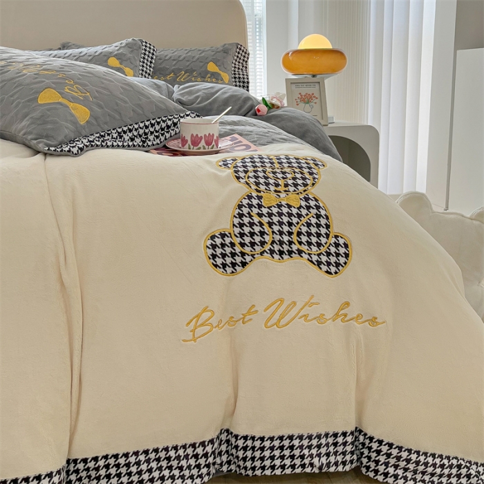 91家纺网 家纺一手货源 找家纺 吾秀 2022新款元气熊刺绣牛奶绒四件套 小熊浅灰