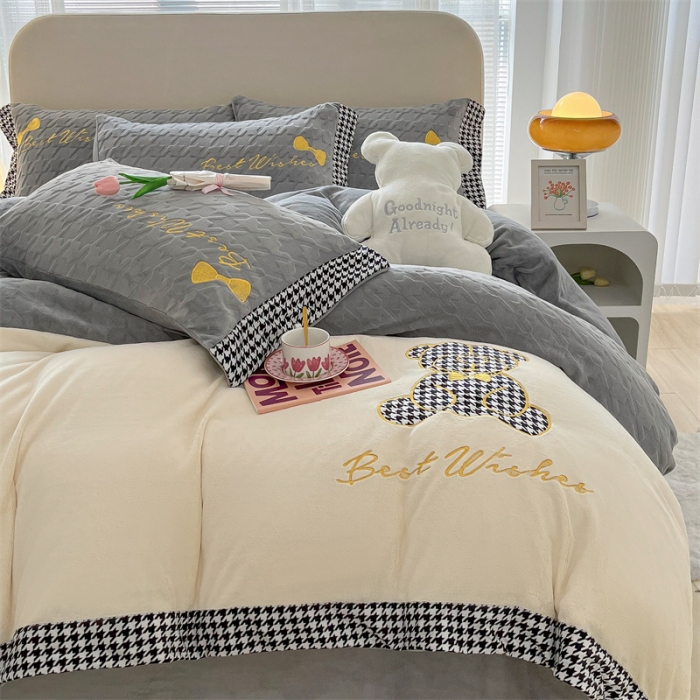 91家纺网 家纺一手货源 找家纺 吾秀 2022新款元气熊刺绣牛奶绒四件套 小熊浅灰