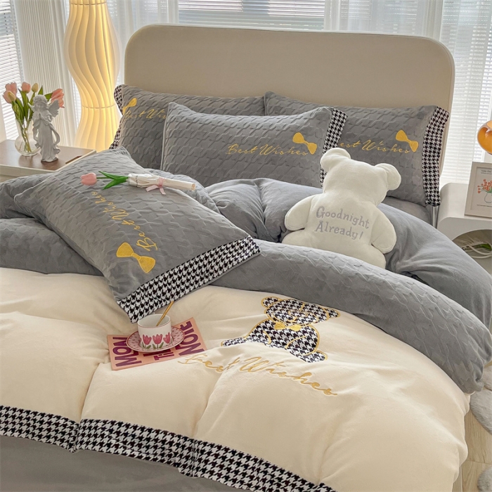 91家纺网 家纺一手货源 找家纺 吾秀 2022新款元气熊刺绣牛奶绒四件套 小熊浅灰