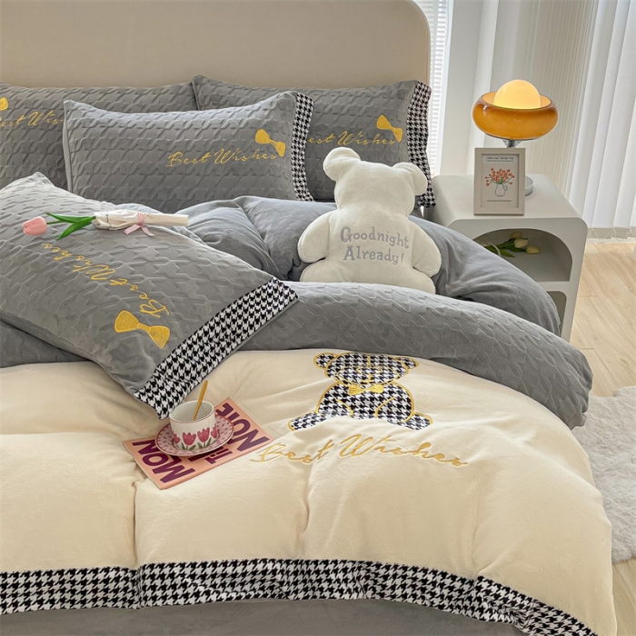 91家纺网 家纺一手货源 找家纺 吾秀 2022新款元气熊刺绣牛奶绒四件套 小熊浅灰