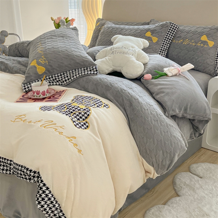 91家纺网 家纺一手货源 找家纺 吾秀 2022新款元气熊刺绣牛奶绒四件套 小熊浅灰