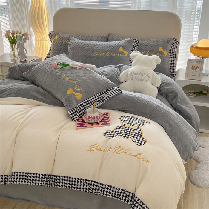 91家纺网 家纺一手货源 找家纺 吾秀 2022新款元气熊刺绣牛奶绒四件套 小熊浅灰