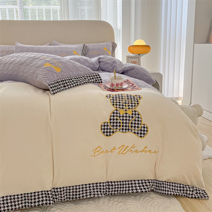 91家纺网 家纺一手货源 找家纺 吾秀 2022新款元气熊刺绣牛奶绒四件套 小熊浅紫