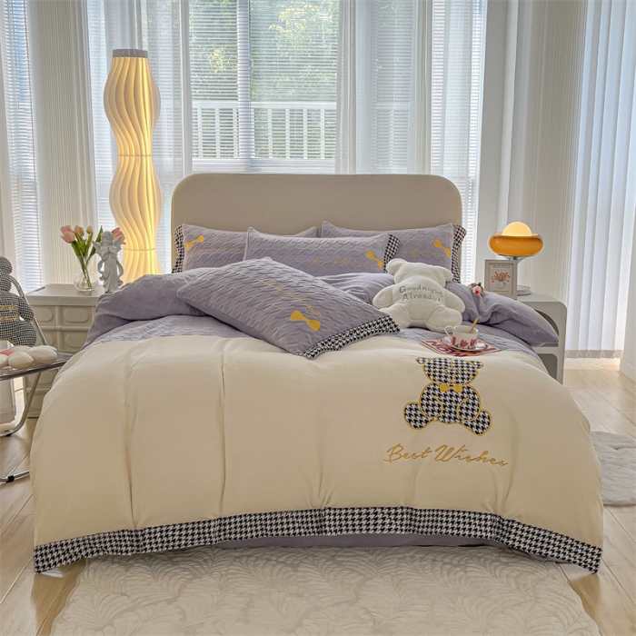 91家纺网 家纺一手货源 找家纺 吾秀 2022新款元气熊刺绣牛奶绒四件套 小熊浅紫