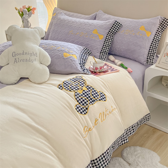 91家纺网 家纺一手货源 找家纺 吾秀 2022新款元气熊刺绣牛奶绒四件套 小熊浅紫