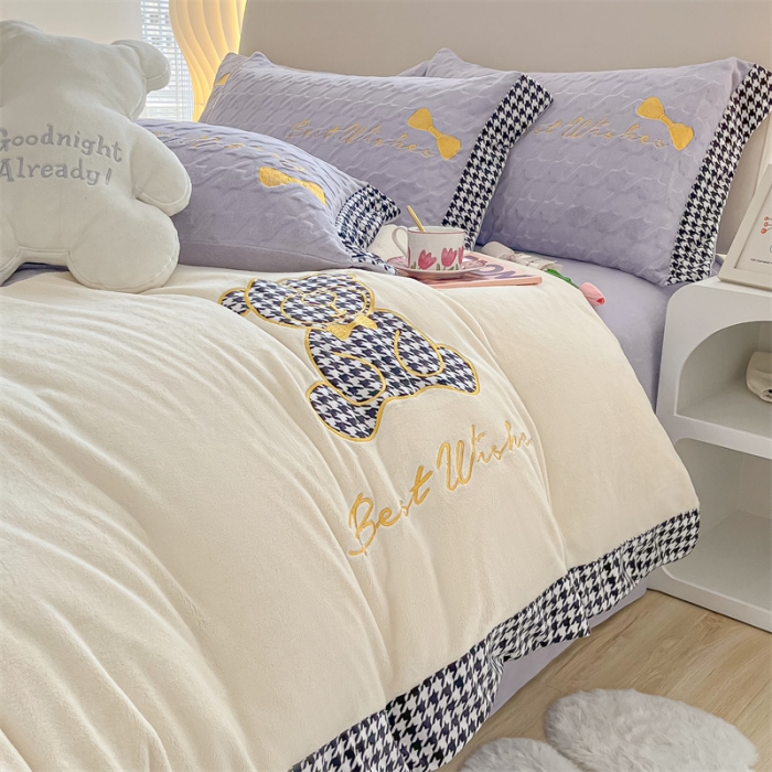 91家纺网 家纺一手货源 找家纺 吾秀 2022新款元气熊刺绣牛奶绒四件套 小熊浅紫