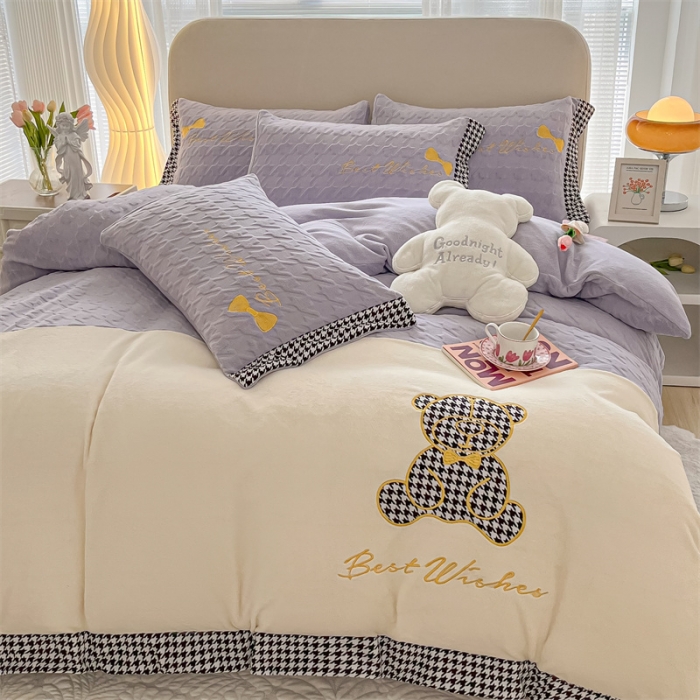 91家纺网 家纺一手货源 找家纺 吾秀 2022新款元气熊刺绣牛奶绒四件套 小熊浅紫