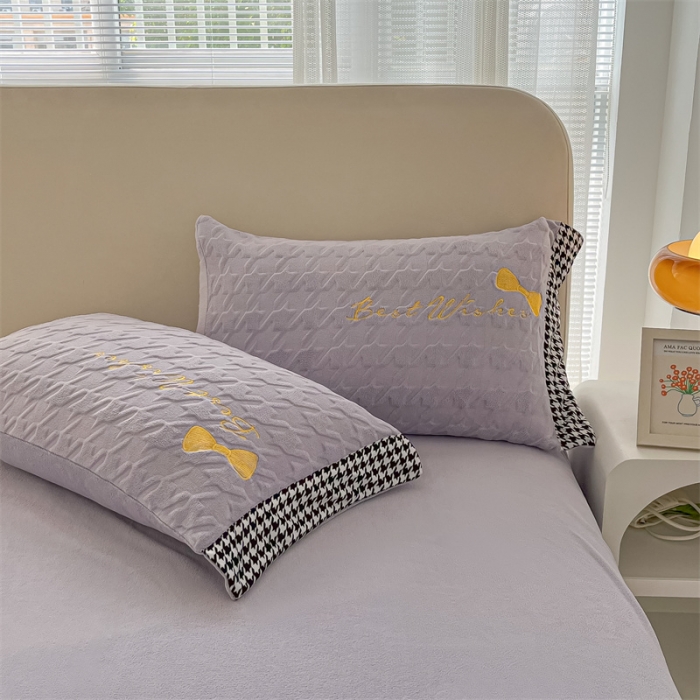 91家纺网 家纺一手货源 找家纺 吾秀 2022新款元气熊刺绣牛奶绒四件套 小熊浅紫