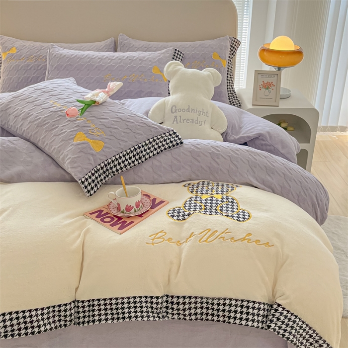 91家纺网 家纺一手货源 找家纺 吾秀 2022新款元气熊刺绣牛奶绒四件套 小熊浅紫