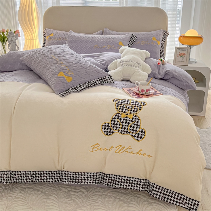 91家纺网 家纺一手货源 找家纺 吾秀 2022新款元气熊刺绣牛奶绒四件套 小熊浅紫