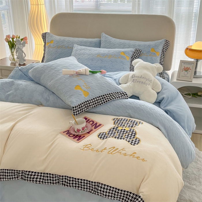 91家纺网 家纺一手货源 找家纺 吾秀 2022新款元气熊刺绣牛奶绒四件套 小熊天空蓝