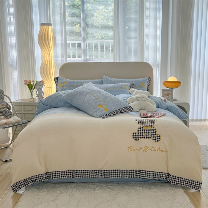 91家纺网 家纺一手货源 找家纺 吾秀 2022新款元气熊刺绣牛奶绒四件套 小熊天空蓝