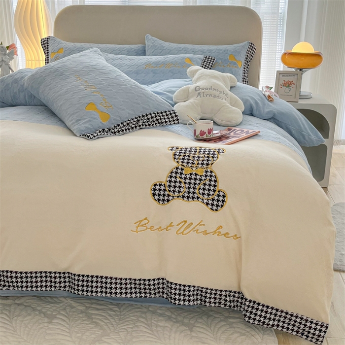 91家纺网 家纺一手货源 找家纺 吾秀 2022新款元气熊刺绣牛奶绒四件套 小熊天空蓝