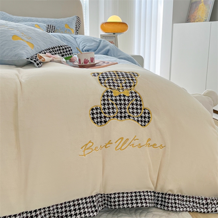 91家纺网 家纺一手货源 找家纺 吾秀 2022新款元气熊刺绣牛奶绒四件套 小熊天空蓝