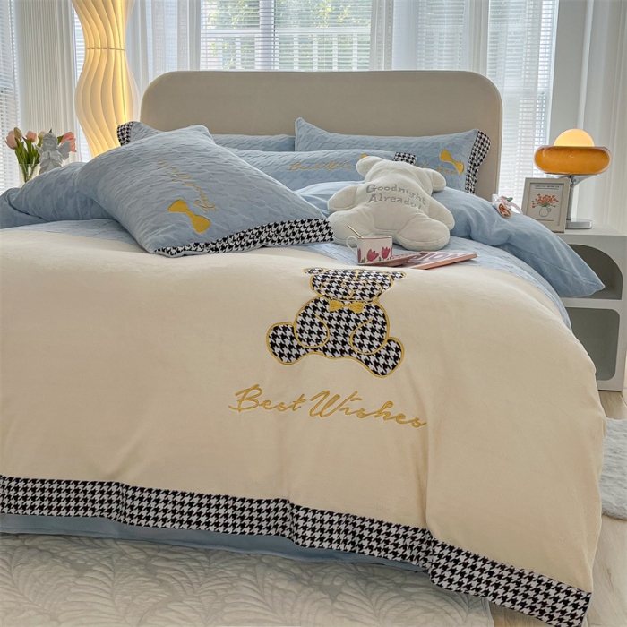 91家纺网 家纺一手货源 找家纺 吾秀 2022新款元气熊刺绣牛奶绒四件套 小熊天空蓝