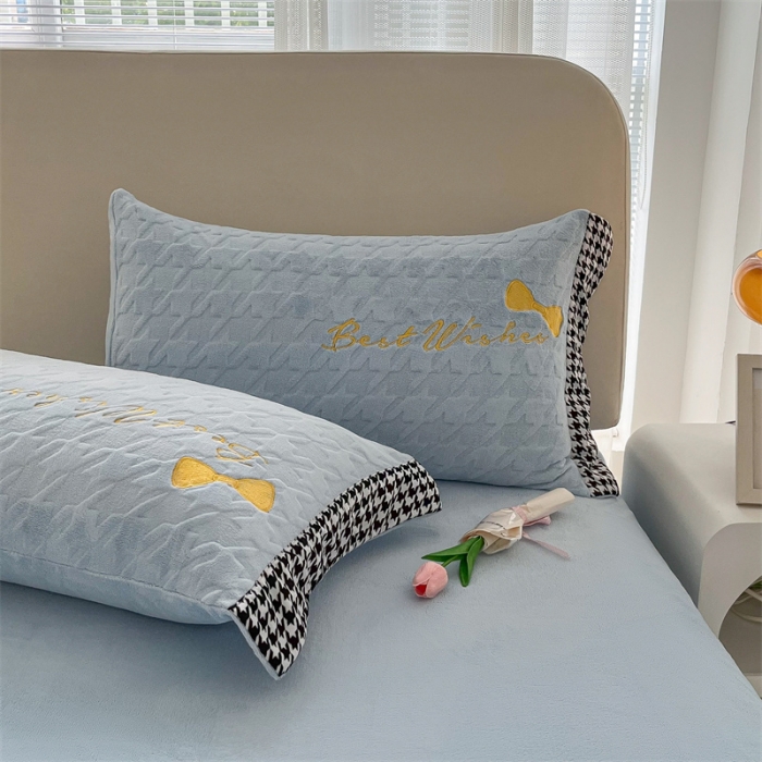 91家纺网 家纺一手货源 找家纺 吾秀 2022新款元气熊刺绣牛奶绒四件套 小熊天空蓝